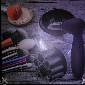 Automatic makeup brush cleaner Plus a brush set